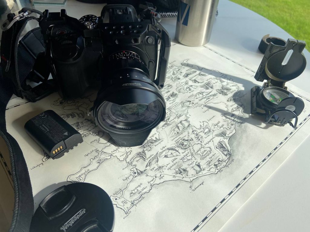 Die Filmkamera und ein Kompass auf der Karte von Island