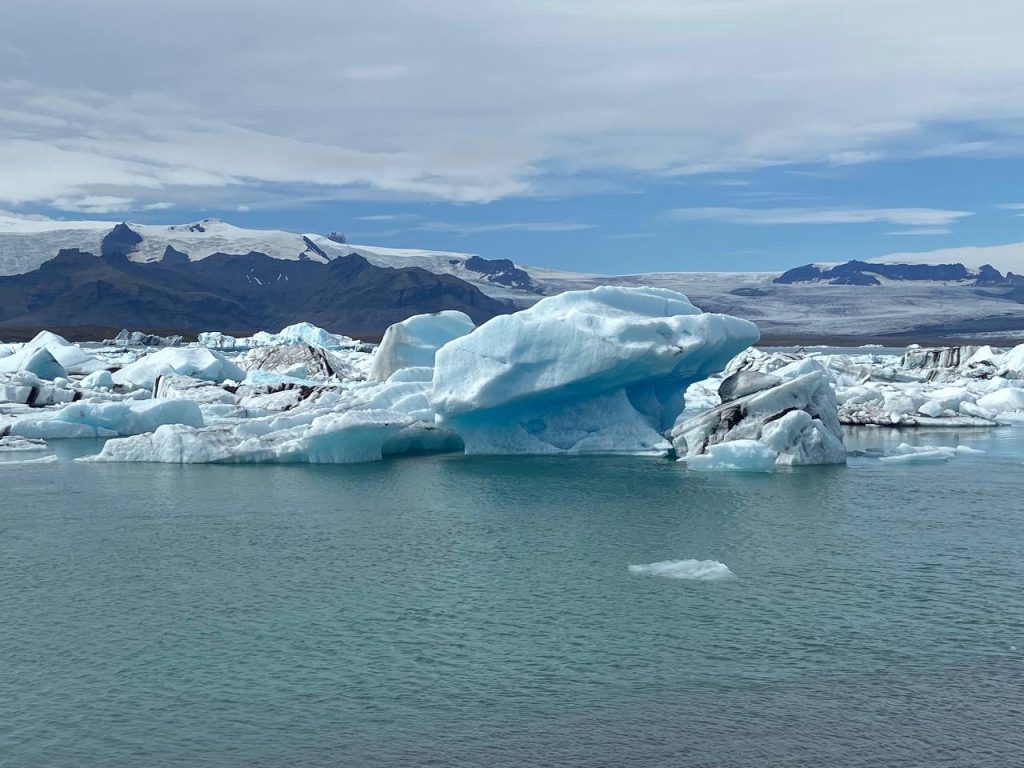 Eisberge fließen in den Ozean